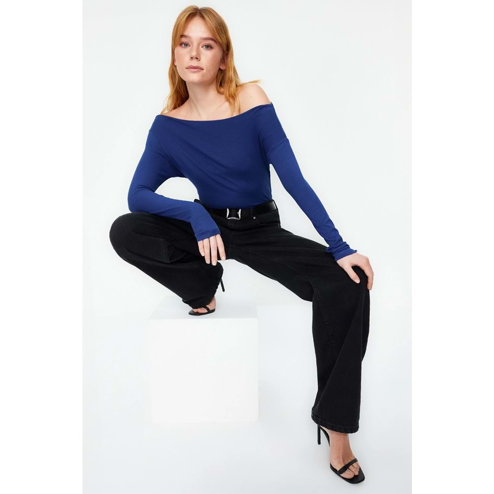 Trendyolmilla Açık Lacivert Yumuşak Kumaşlı Fitted/Vücuda Oturan Kayık Yaka Örme Bluz