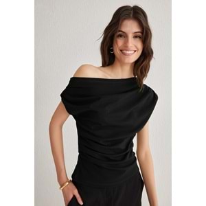 Trendyolmilla Siyah Büzgü/Drape Detaylı Dökümlü Asimetrik Yaka Örme Bluz