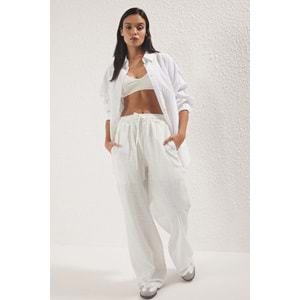 Trendyolmilla Beyaz Keten Görünümlü Wide Leg/Geniş Paça Şort Astarlı Beli Lastikli Pantolon