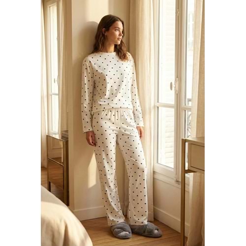 Trendyolmilla Beyaz %100 Pamuklu Puantiye ve Kalpli Örme Pijama Takımı