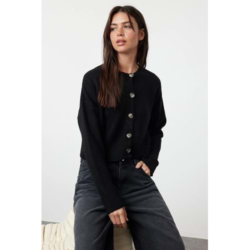 Trendyolmilla Siyah Crop Yumuşak Dokulu Düğmeli Triko Hırka