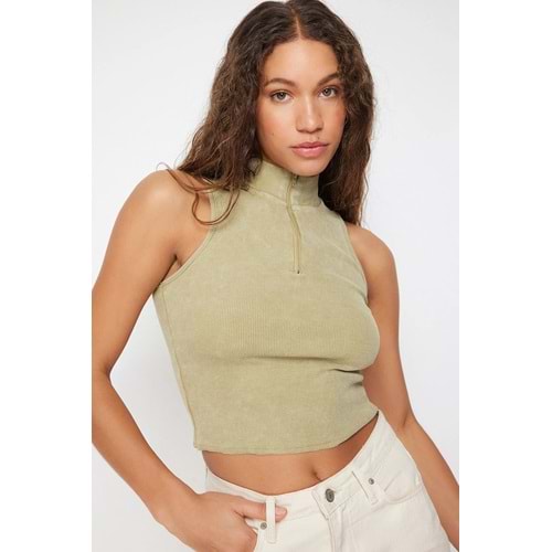 Trendyolmilla Haki Eskitme/Soluk Efektli Fitted Fermuarlı Fitilli Pamuklu Esnek Örme Bluz TWOSS24BZ00036