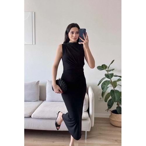 Dik Yaka Drape Detaylı Arkası Yırtmaçlı Elbise