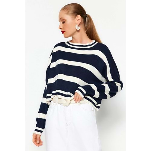 Trendyolmilla Lacivert Crop Çizgili Triko Kazak