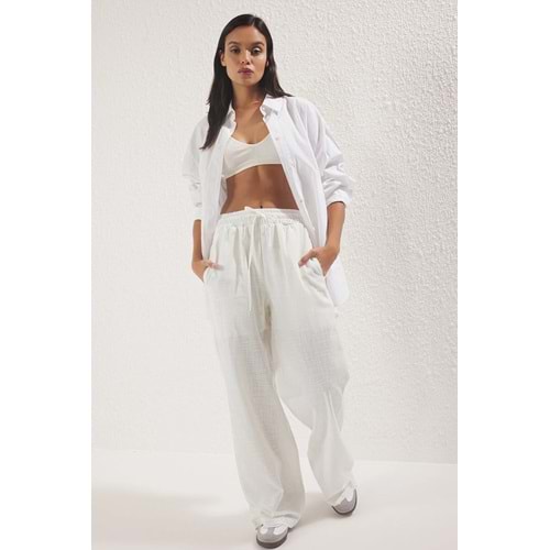 Trendyolmilla Beyaz Keten Görünümlü Wide Leg/Geniş Paça Şort Astarlı Beli Lastikli Pantolon
