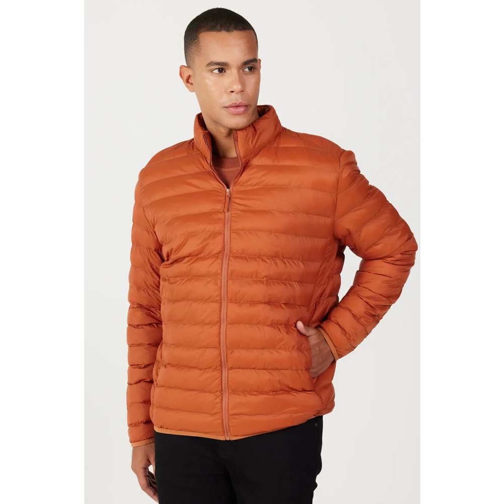 AC&Co / Altınyıldız Classics Standart fit, normal kesim, dik yaka. %100 Poliamid