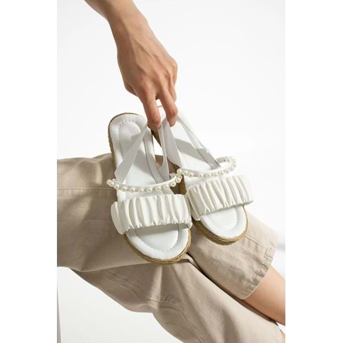 Moda Devrin Beyaz İncili Lastikli Sandalet