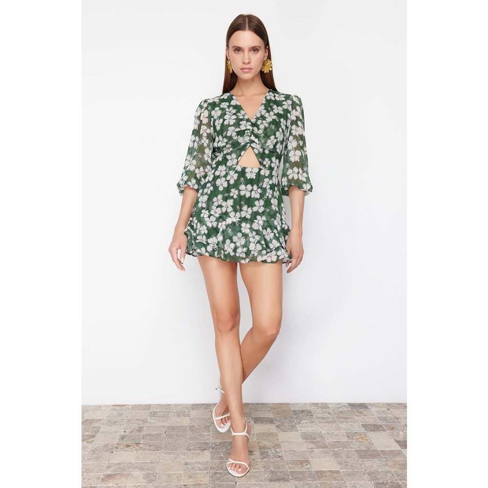Trendyolmilla Yeşil Çiçek Desenli Cut Out Detaylı Mini Astarlı Şifon Dokuma Tulum