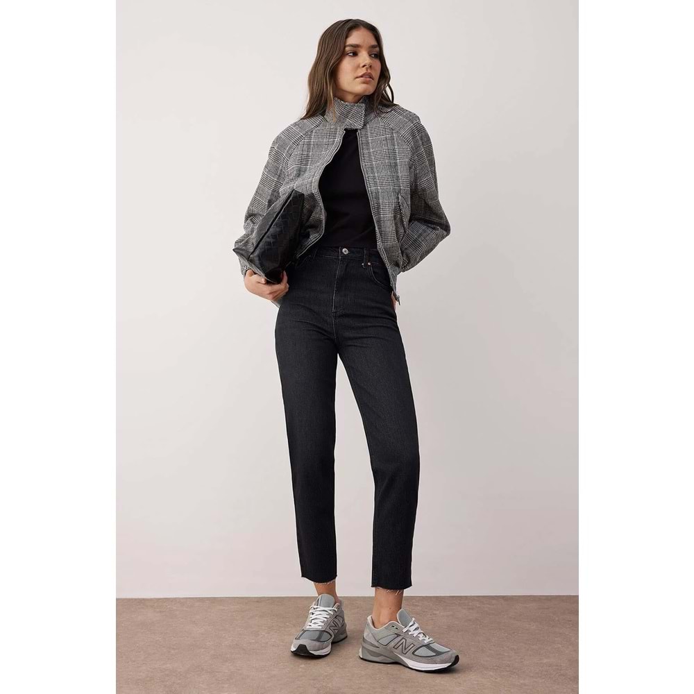 Trendyolmilla Siyah Yüksek Bel Mom Comfort/Esnek Kesik Paça Jeans