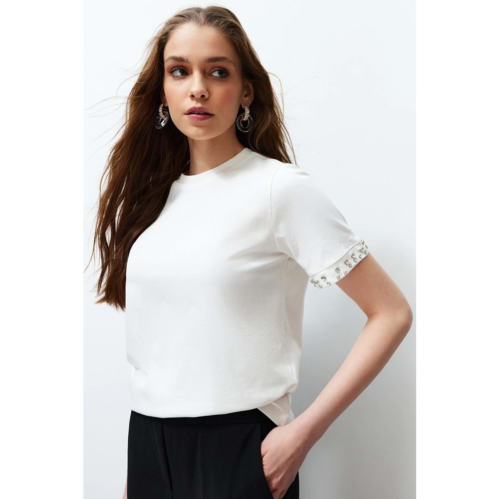 Trendyolmilla Beyaz İnci Detaylı Regular/Normal Kalıp Örme T-Shirt TWOSS24TS00070
