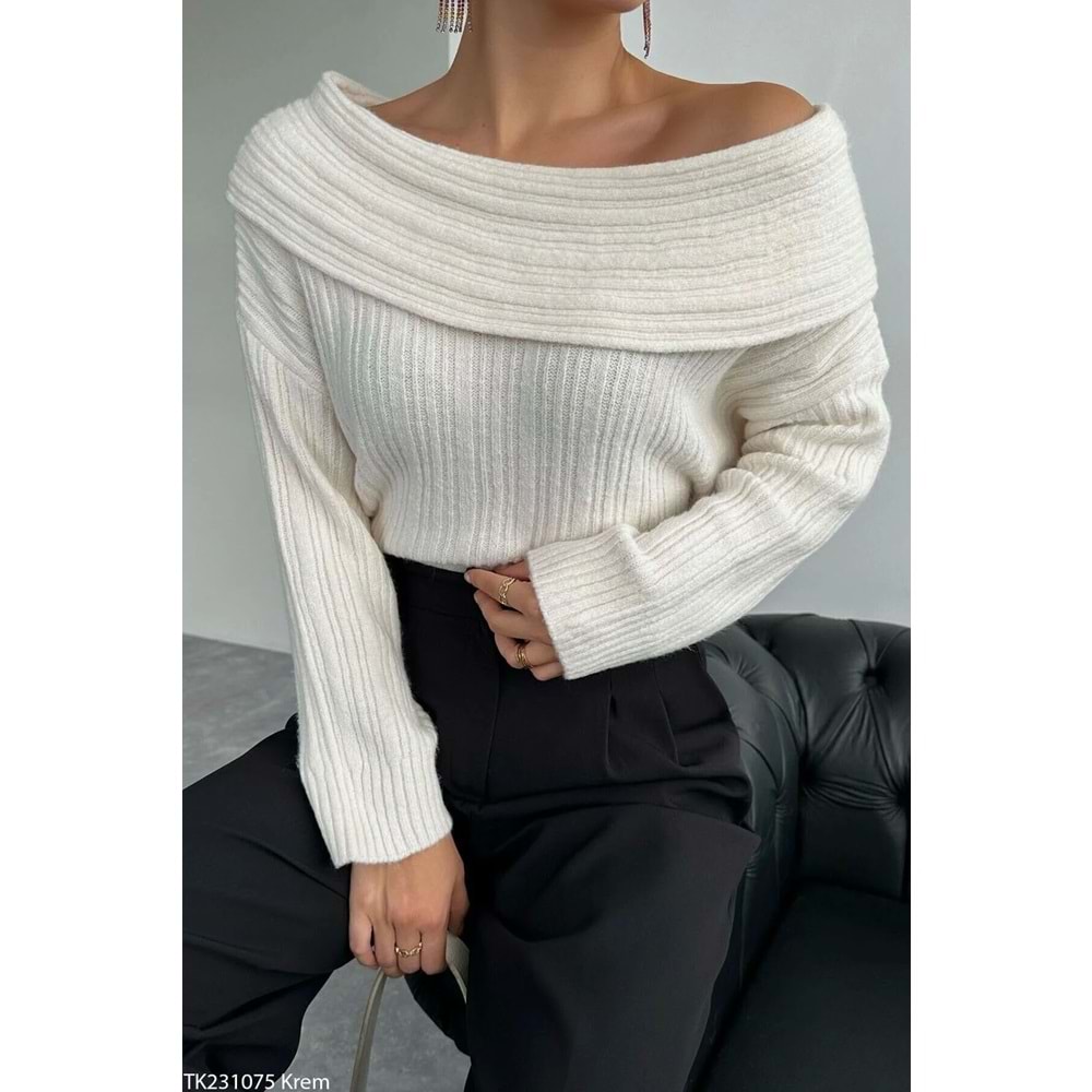 Degaje Yaka Omuz Açık Detaylı Kazak