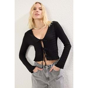 Trendyolmilla Siyah Dokulu Fitted/Vücuda Oturan Bağlama Detaylı Esnek Örme Bluz TWOSS25BZ00015