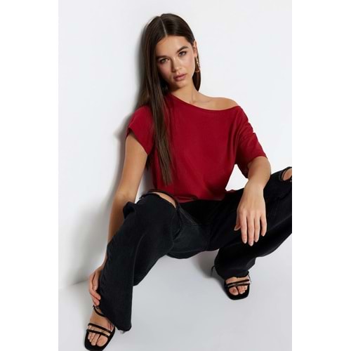 Trendyolmilla Kırmızı %100 Pamuk Oversize/Geniş Kalıp Kayık Yaka Örme T-Shirt TWOSS20TS0140