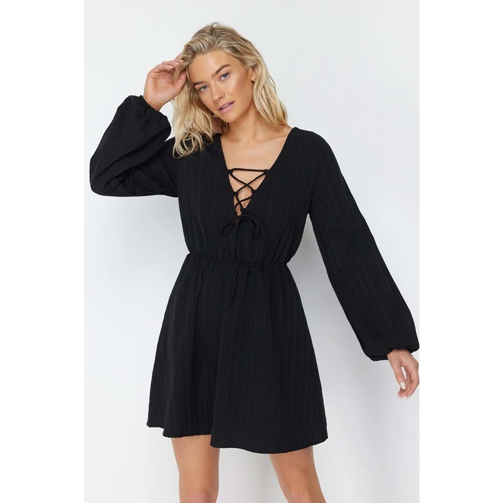 Trendyolmilla Siyah Dokuma Bağlama Detaylı Plaj Mini Elbise TBESS23EL00103