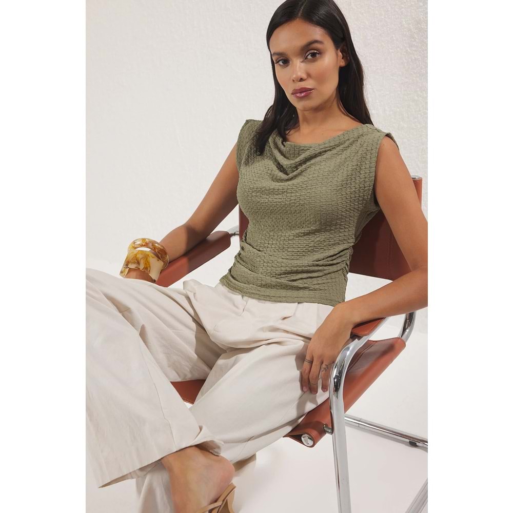 Trendyolmilla Haki Dokulu Kayık Yaka Büzgülü Kolsuz Esnek Örme Bluz TWOSS25BZ00485