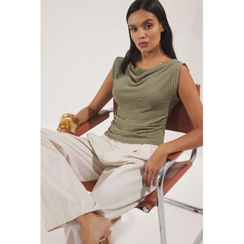 Trendyolmilla Haki Dokulu Kayık Yaka Büzgülü Kolsuz Esnek Örme Bluz TWOSS25BZ00485
