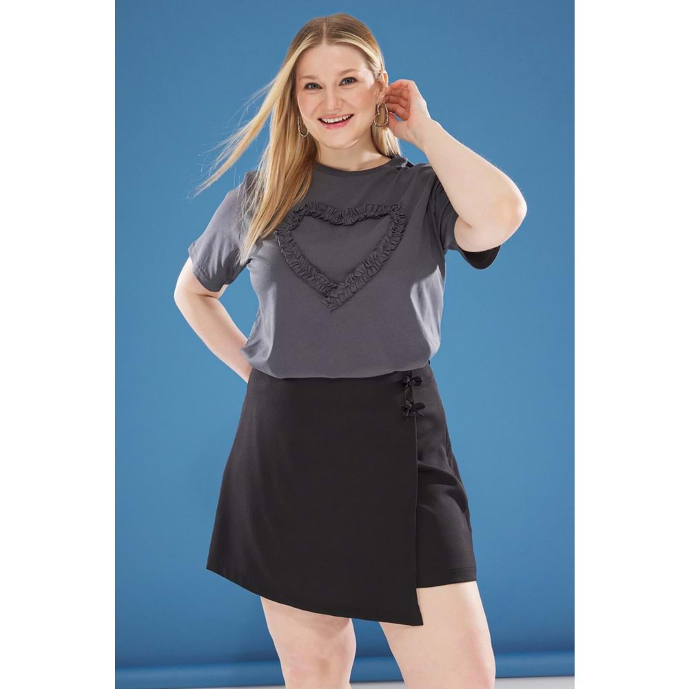 Önü Fırfırlı Kalp Detaylı Relaxed Fit Büyük Beden T-shirt