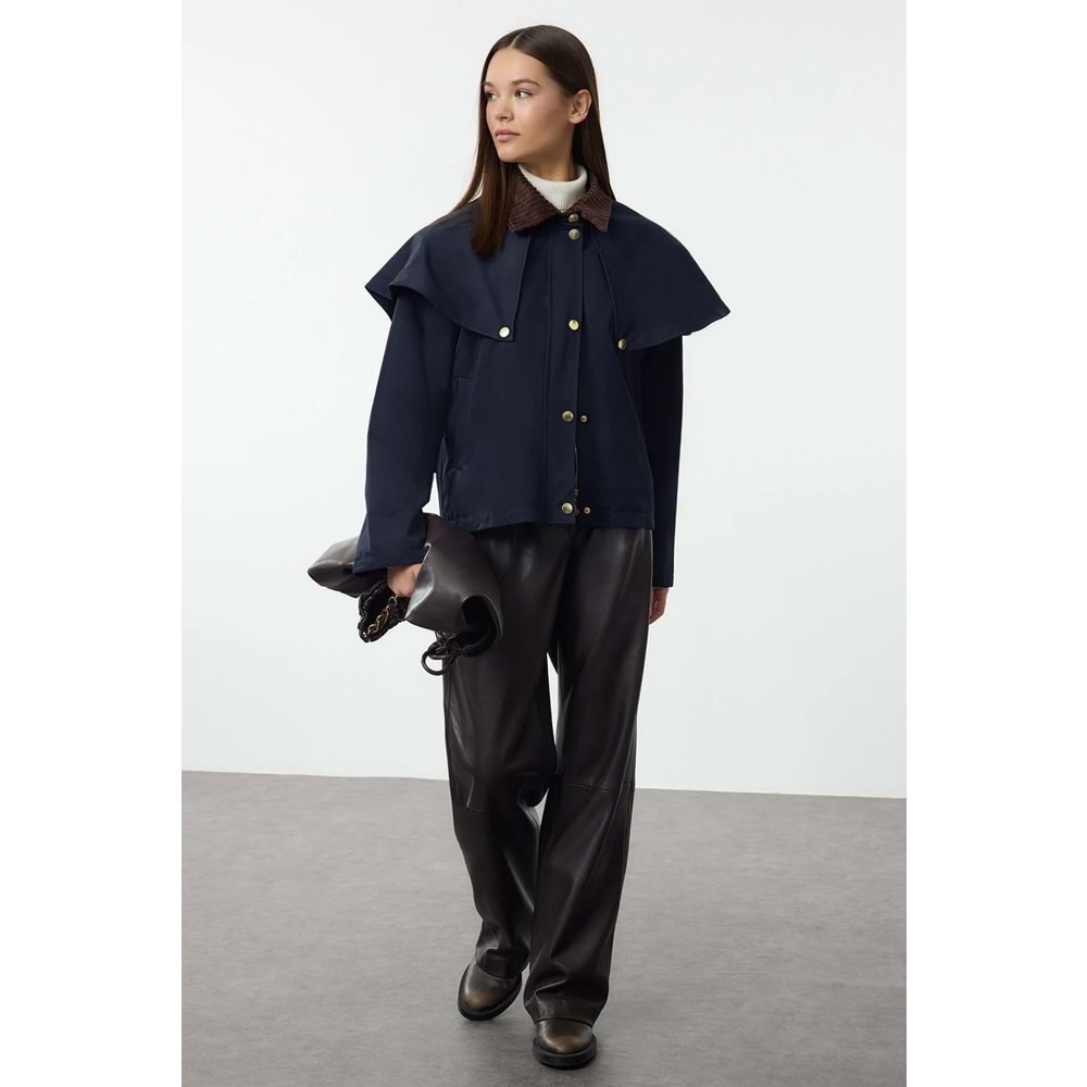 Trendyolmilla Lacivert Omuz ve Yaka Detaylı Pelerinli Oversize İnce Ceket Mont TWOAW25MO00206