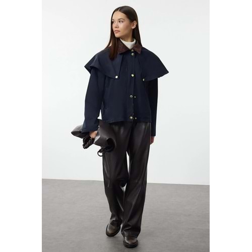 Trendyolmilla Lacivert Omuz ve Yaka Detaylı Pelerinli Oversize İnce Ceket Mont TWOAW25MO00206