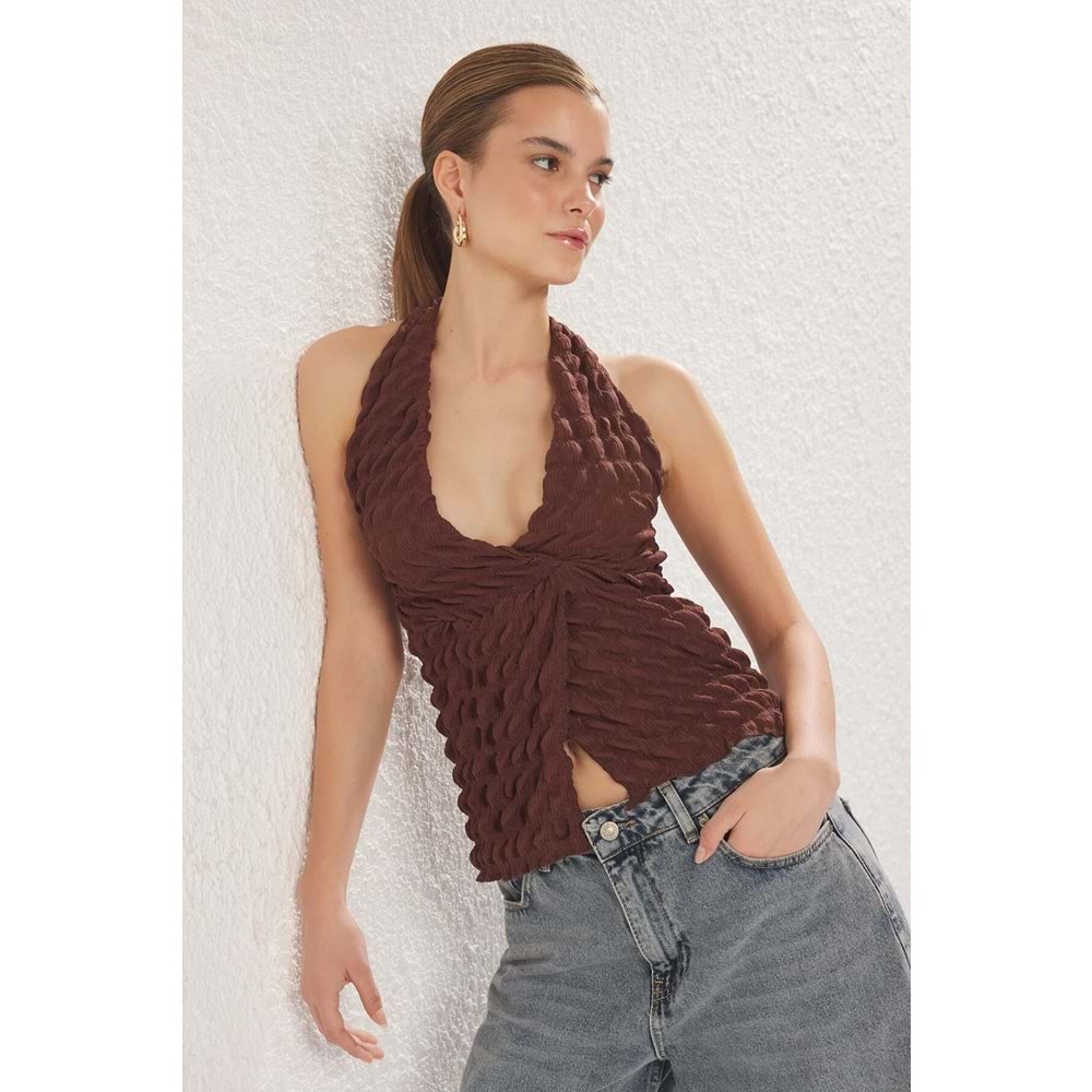 Trendyolmilla Dokulu Boyundan Bağlamalı Crop Büzgülü Örme Bluz
