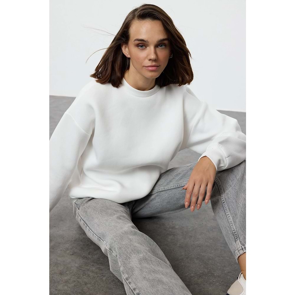 Trendyolmilla Ekru Oversize/Rahat Kesim Basic Bisiklet Yaka Kalın/İçi polarlı Örme Sweatshirt