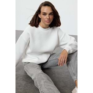 Trendyolmilla Ekru Oversize/Rahat Kesim Basic Bisiklet Yaka Kalın/İçi polarlı Örme Sweatshirt