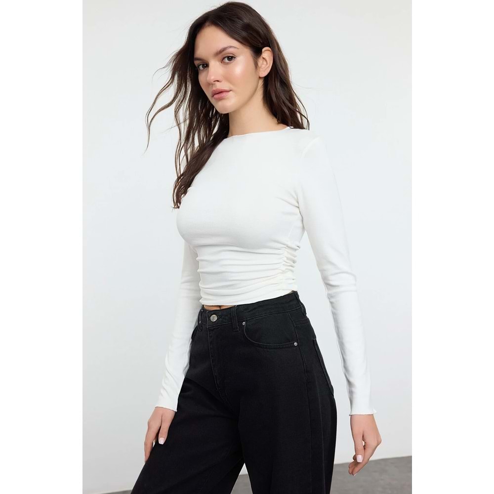 Trendyolmilla Ekru Viskon/Yumuşak Kumaşlı Fitted Büzgü/Drape Detaylı Kayık Yaka Esnek Örme Bluz
