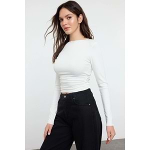 Trendyolmilla Ekru Viskon/Yumuşak Kumaşlı Fitted Büzgü/Drape Detaylı Kayık Yaka Esnek Örme Bluz