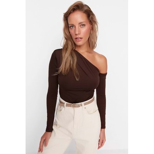 Trendyolmilla Kahverengi Asimetrik Yaka Uzun Kollu Esnek Çıtçıtlı Örme Body