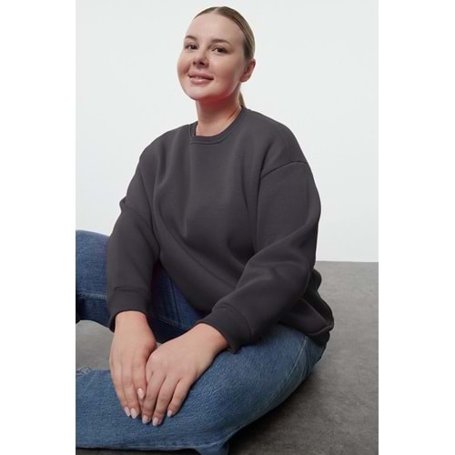 Trendyolmilla Curve Antrasit Oversize/Bol Kesim Basic Bisiklet Yaka Kalın/İçi polarlı Örme Sweatshirt