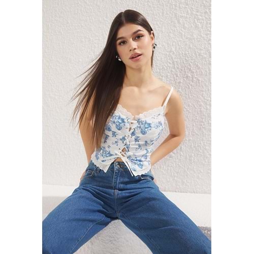Mavi Askılı Çiçek Desenli Crop Bağlama Detaylı Dokuma Bluz