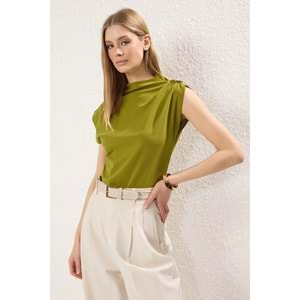 Trendyolmilla Yağ Yeşili Fitted/Vücuda Oturan Aksesuar Detaylı Drapeli Esnek Örme Bluz