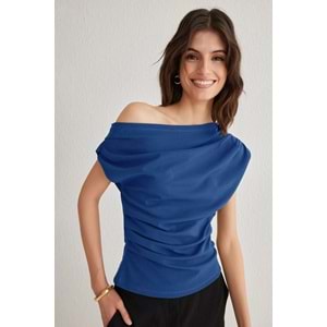 Saks Büzgü/Drape Detaylı Dökümlü Asimetrik Yaka Örme Bluz
