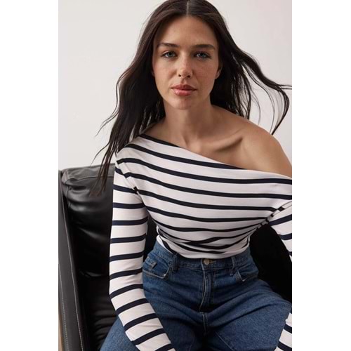 Yumuşak Kumaşlı Fitted/Vücuda Oturan Kayık Yaka Örme Bluz