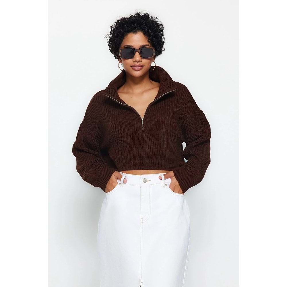 Trendyolmilla Kahverengi Crop Fermuarlı Triko Kazak