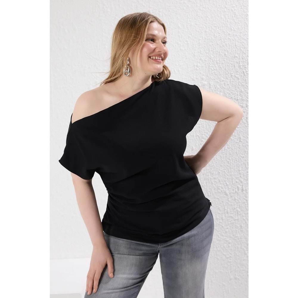 Trendyolmilla Curve Siyah Krep Asimetrik Yakalı Büyük Beden Bluz T